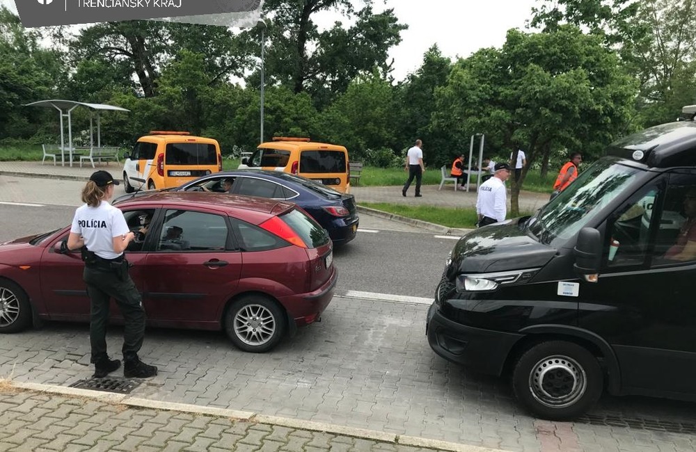 FOTO: Muži zákona si posvietili na vodičov. Na D1 pri Dubnici nad Váhom ich skontrolovali stovky, foto 3
