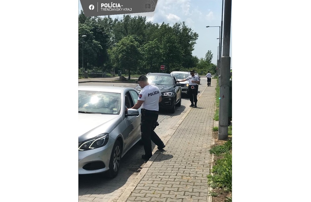 FOTO: Muži zákona si posvietili na vodičov. Na D1 pri Dubnici nad Váhom ich skontrolovali stovky, foto 5