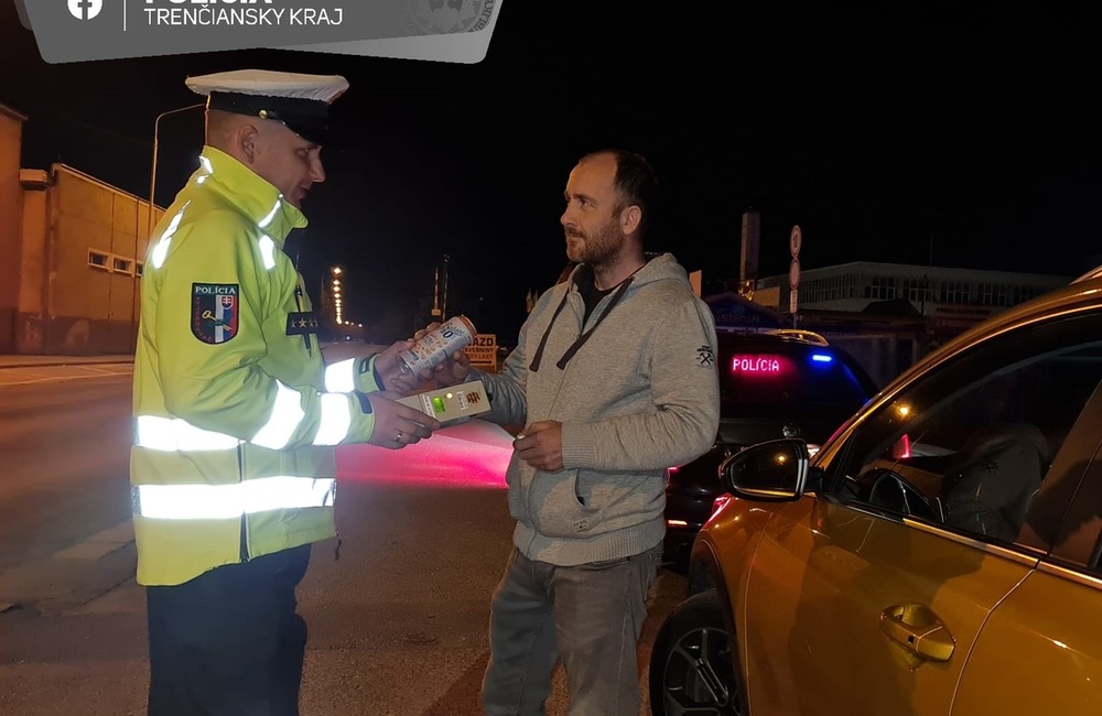 FOTO: Policajti rozdávali pivo zodpovedným vodičom, foto 4