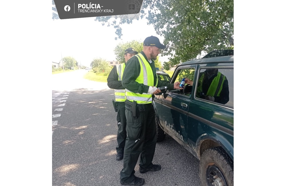 FOTO: Policajti rozdávali pivo zodpovedným vodičom, foto 5