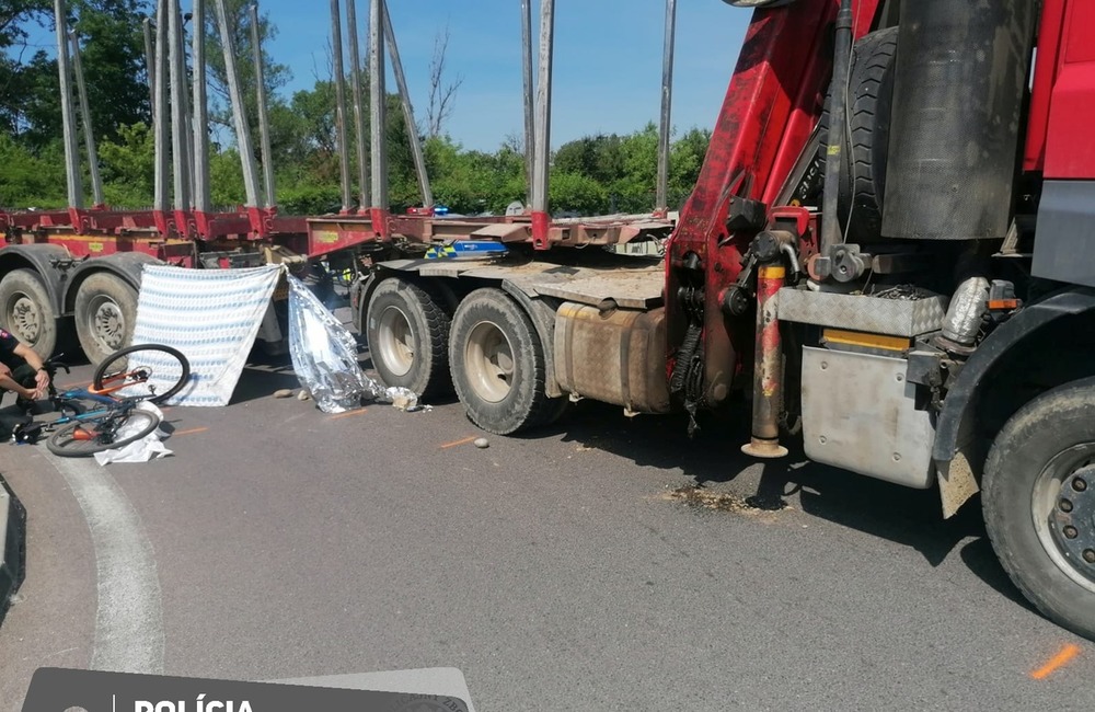 FOTO: Tragická nehoda cyklistu s kamiónom v Novom Meste nad Váhom, foto 1