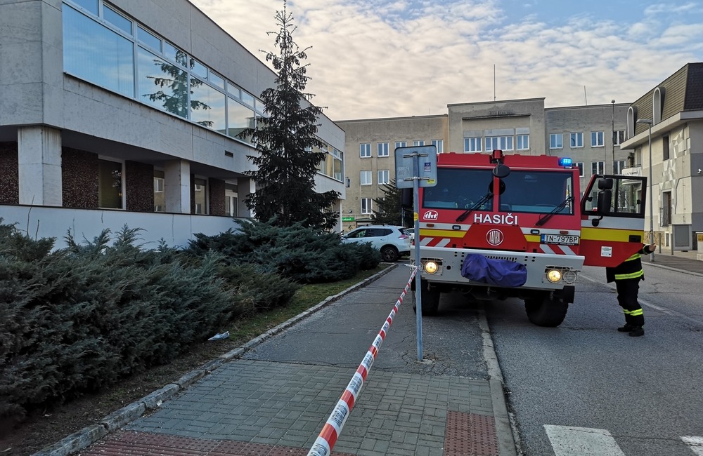 FOTO: Mladý muž sa bál, že ho odsúdia. Na tiesňovej linke oznámil, že na súde je bomba, foto 2