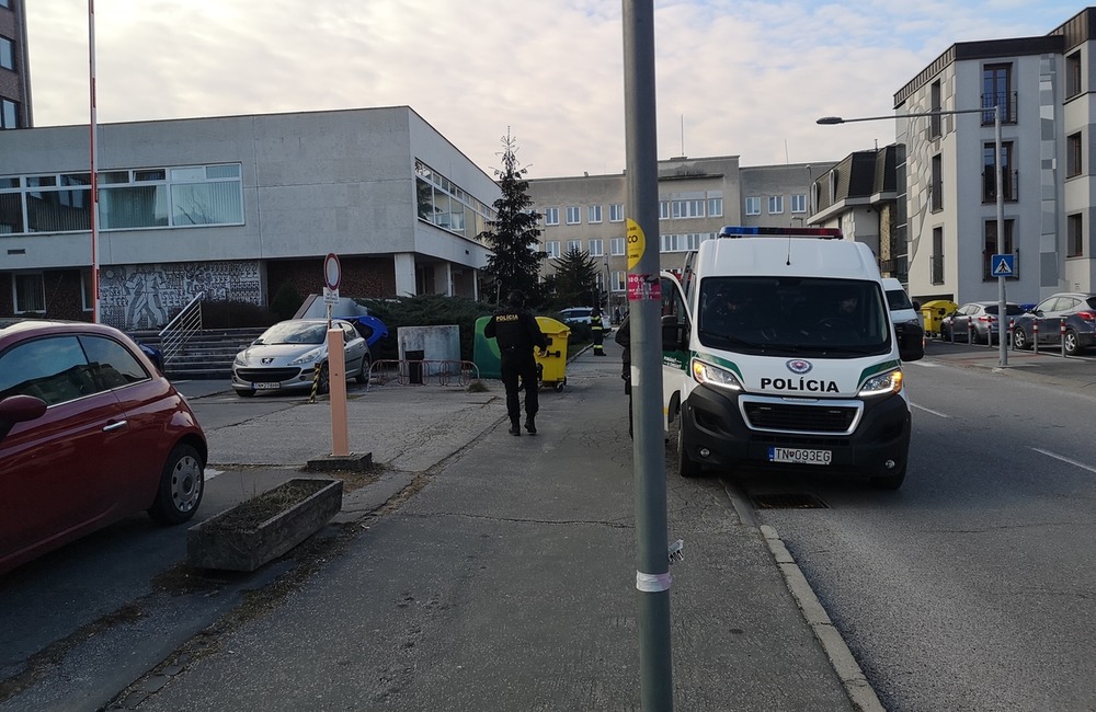 FOTO: Mladý muž sa bál, že ho odsúdia. Na tiesňovej linke oznámil, že na súde je bomba, foto 3