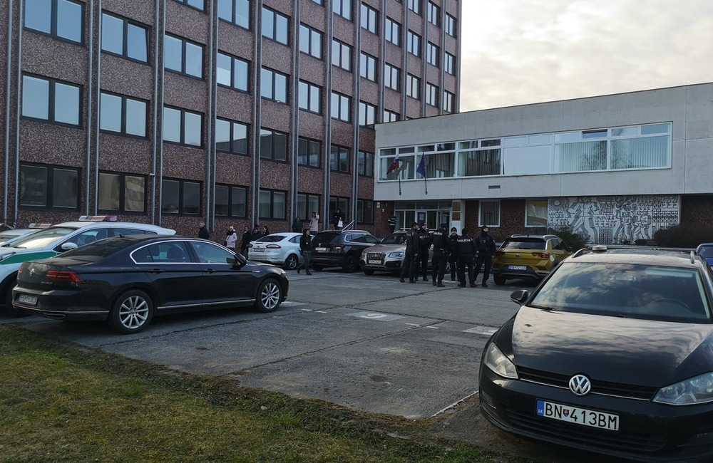 FOTO: Mladý muž sa bál, že ho odsúdia. Na tiesňovej linke oznámil, že na súde je bomba, foto 4