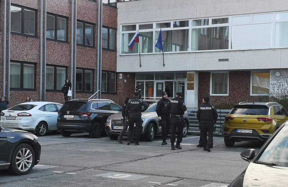 FOTO: Mladý muž sa bál, že ho odsúdia. Na tiesňovej linke oznámil, že na súde je bomba, foto 5