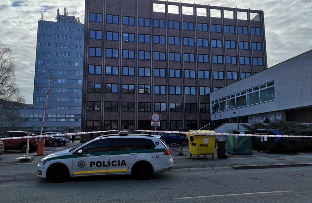 FOTO: Mladý muž sa bál, že ho odsúdia. Na tiesňovej linke oznámil, že na súde je bomba, foto 9