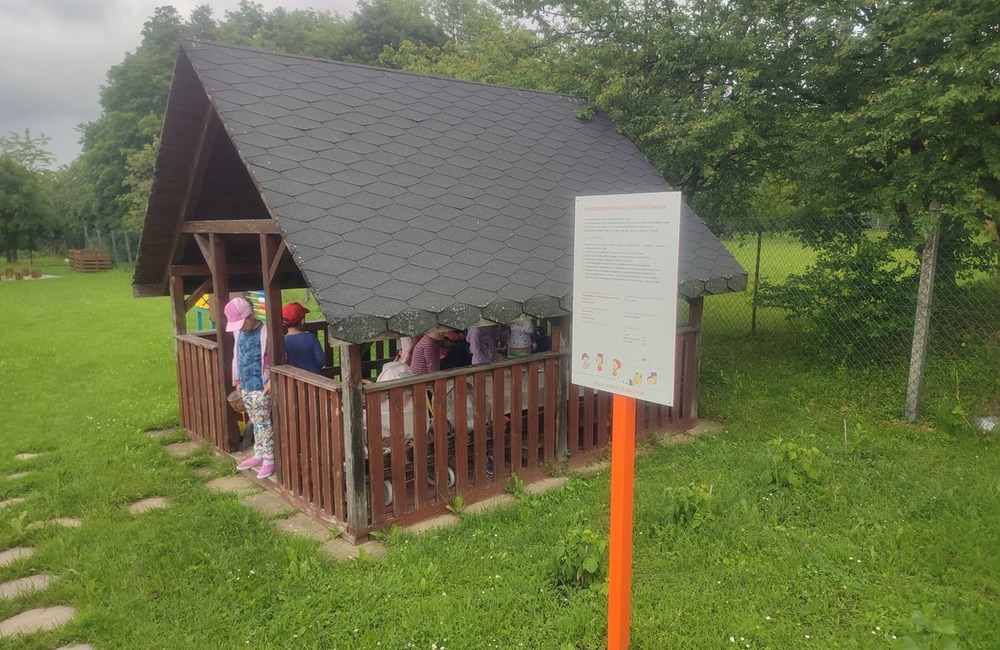 FOTO: Myjavskí hasiči obsadili škôlku v obci Poriadie. S deťmi si precvičili ostrý zásah, foto 1