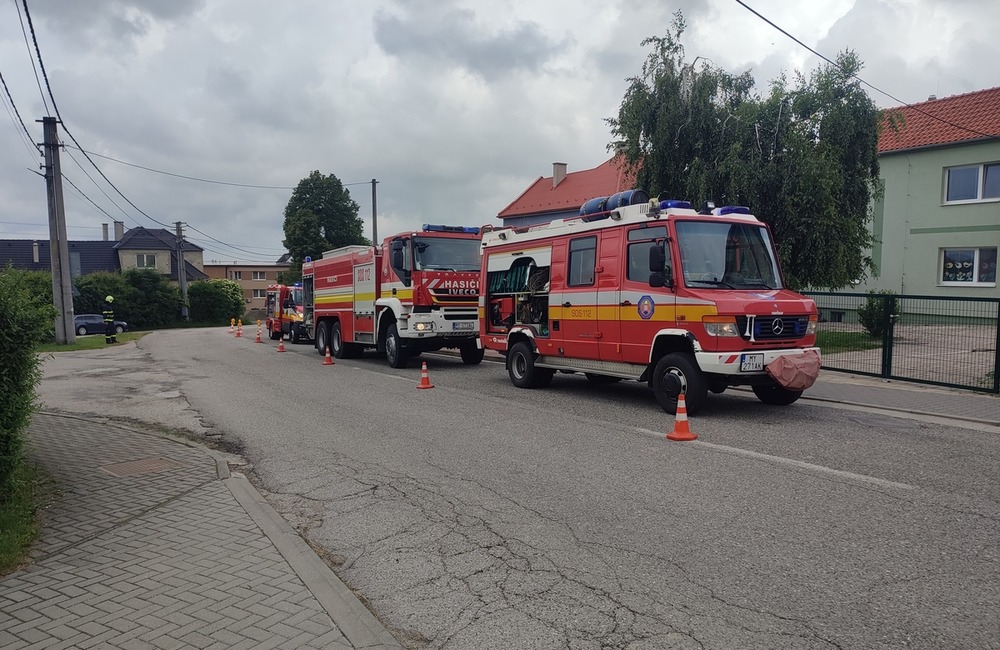 FOTO: Myjavskí hasiči obsadili škôlku v obci Poriadie. S deťmi si precvičili ostrý zásah, foto 2
