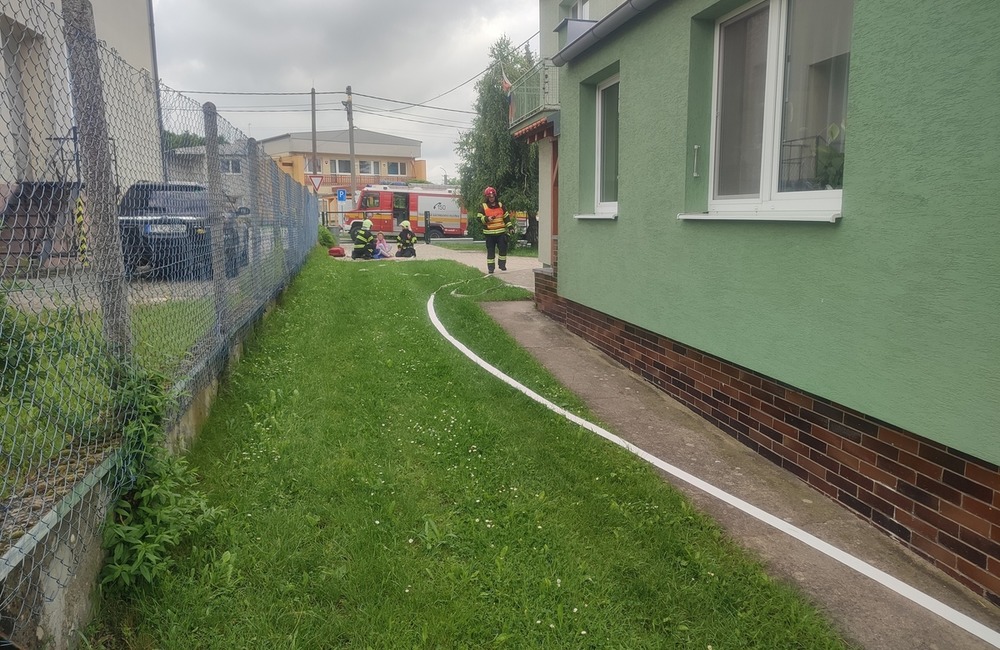 FOTO: Myjavskí hasiči obsadili škôlku v obci Poriadie. S deťmi si precvičili ostrý zásah, foto 3