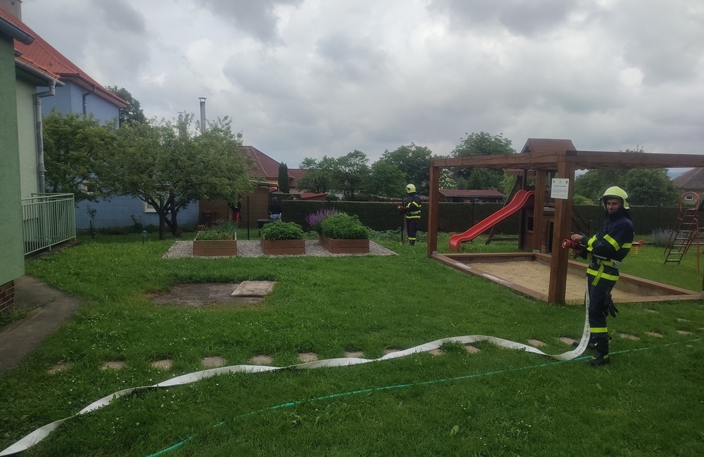FOTO: Myjavskí hasiči obsadili škôlku v obci Poriadie. S deťmi si precvičili ostrý zásah, foto 4