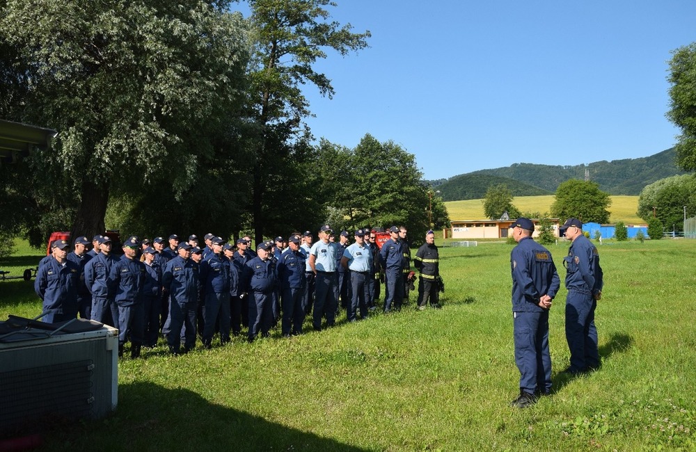 FOTO: Desiatky profesionálnych aj dobrovoľných hasičov obsadili vodnú nádrž pri Prievidzi, foto 1
