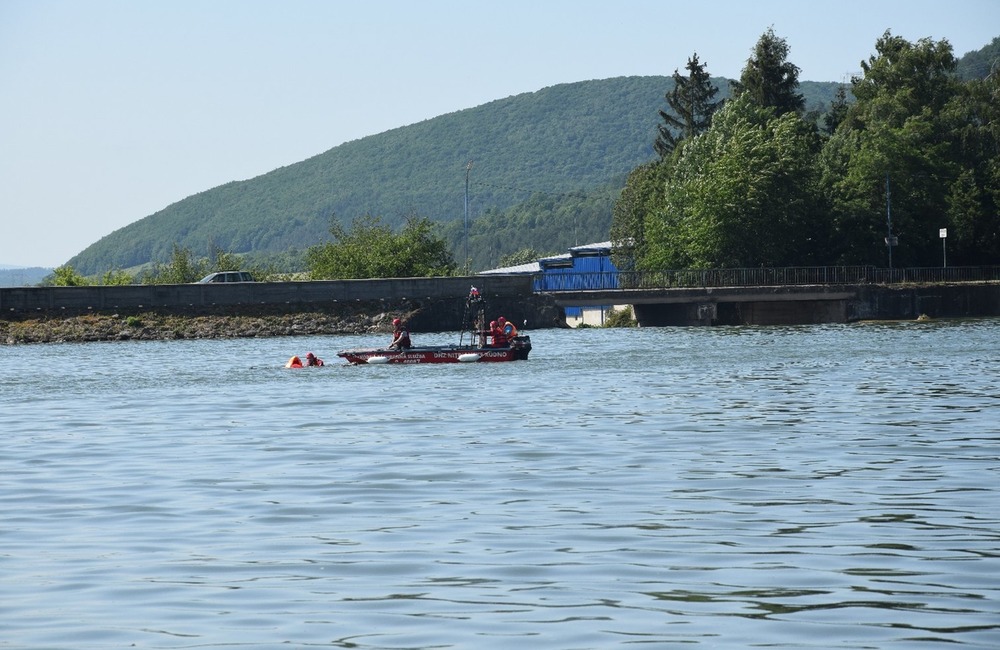 FOTO: Desiatky profesionálnych aj dobrovoľných hasičov obsadili vodnú nádrž pri Prievidzi, foto 3