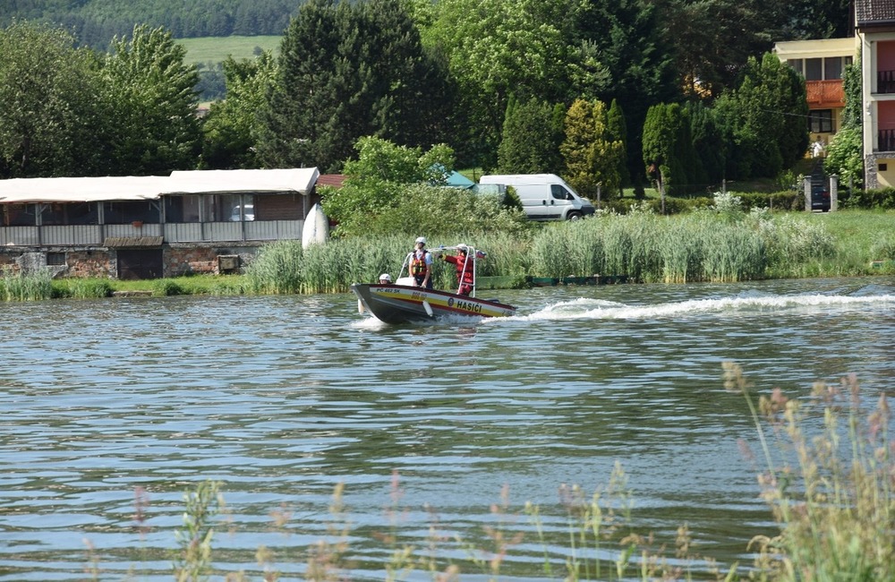 FOTO: Desiatky profesionálnych aj dobrovoľných hasičov obsadili vodnú nádrž pri Prievidzi, foto 4