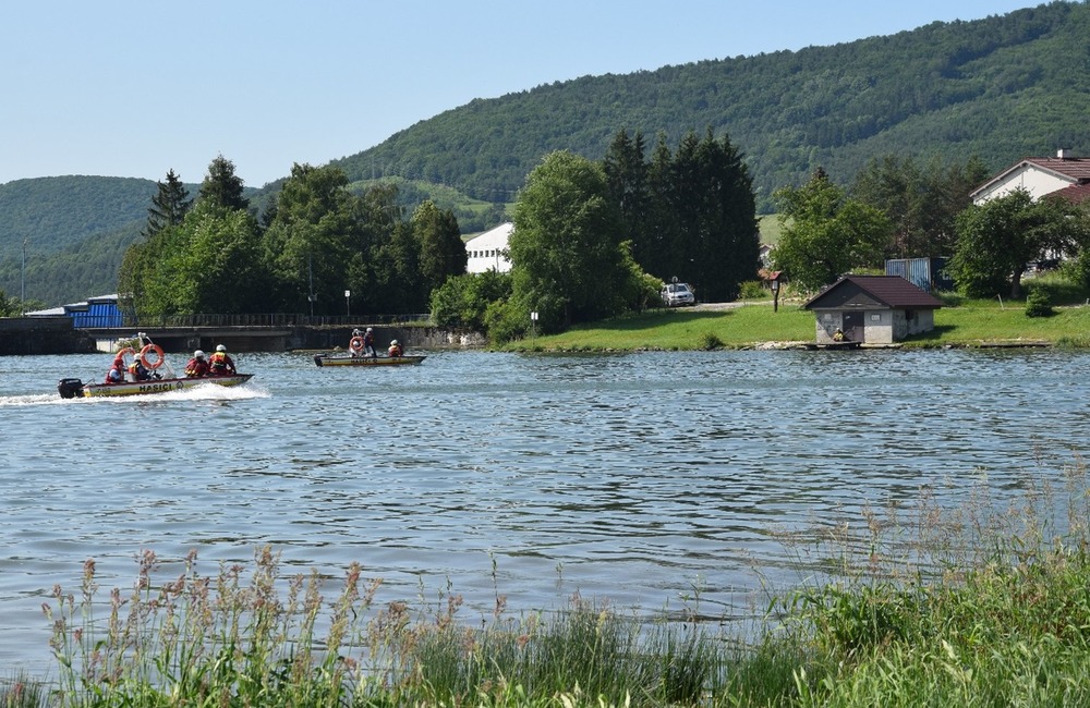 FOTO: Desiatky profesionálnych aj dobrovoľných hasičov obsadili vodnú nádrž pri Prievidzi, foto 5