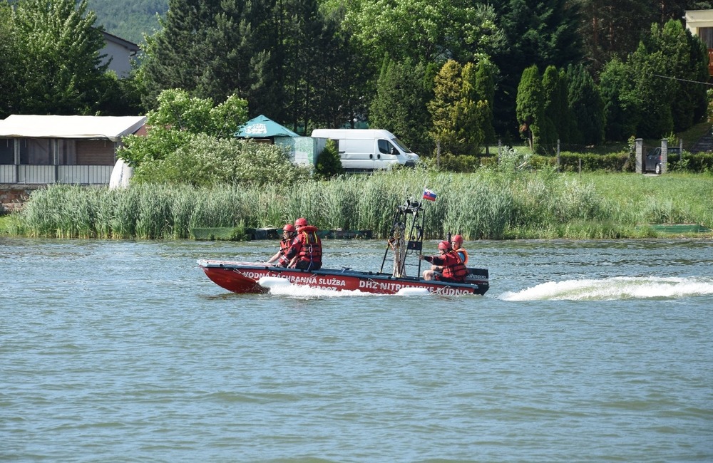 FOTO: Desiatky profesionálnych aj dobrovoľných hasičov obsadili vodnú nádrž pri Prievidzi, foto 6