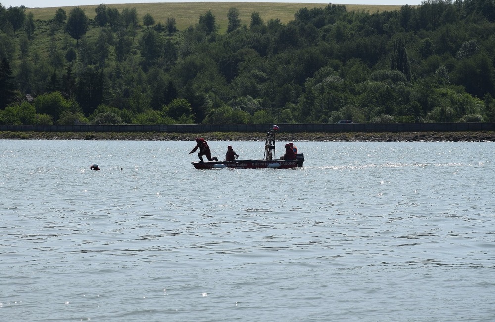 FOTO: Desiatky profesionálnych aj dobrovoľných hasičov obsadili vodnú nádrž pri Prievidzi, foto 7