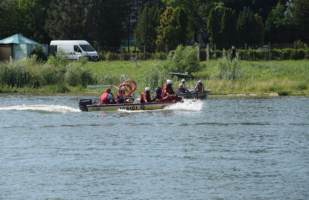 FOTO: Desiatky profesionálnych aj dobrovoľných hasičov obsadili vodnú nádrž pri Prievidzi, foto 8