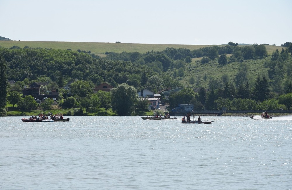FOTO: Desiatky profesionálnych aj dobrovoľných hasičov obsadili vodnú nádrž pri Prievidzi, foto 9