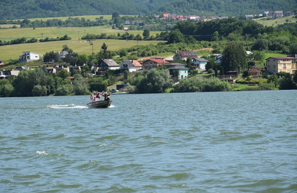 FOTO: Desiatky profesionálnych aj dobrovoľných hasičov obsadili vodnú nádrž pri Prievidzi, foto 11