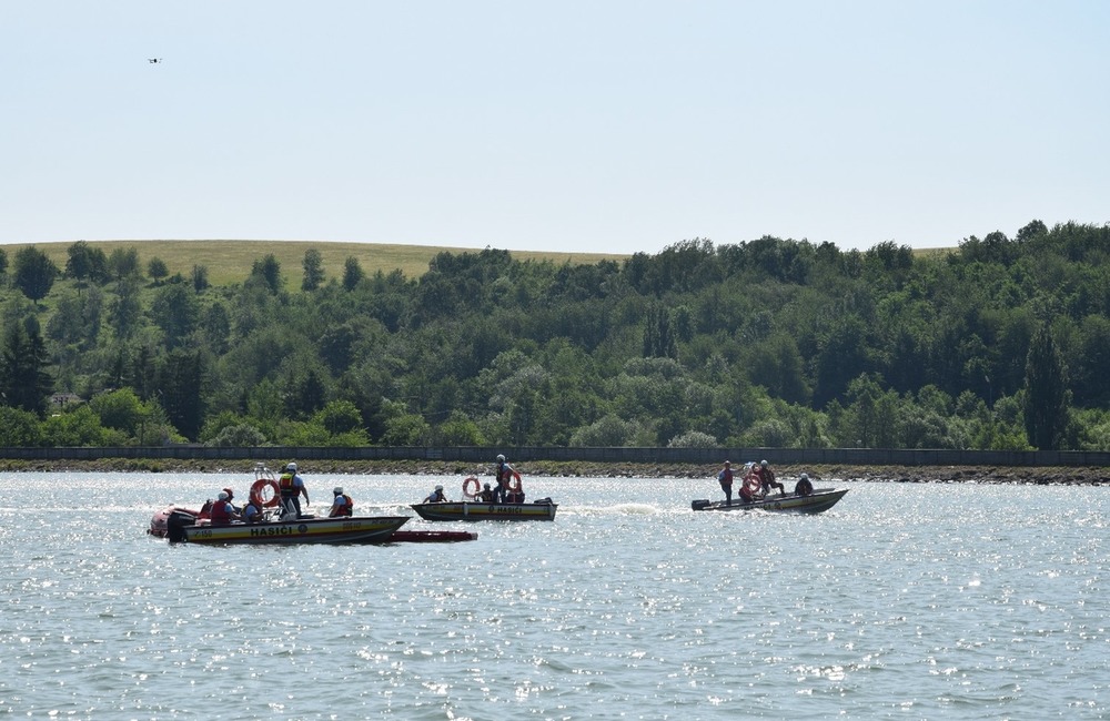 FOTO: Desiatky profesionálnych aj dobrovoľných hasičov obsadili vodnú nádrž pri Prievidzi, foto 12