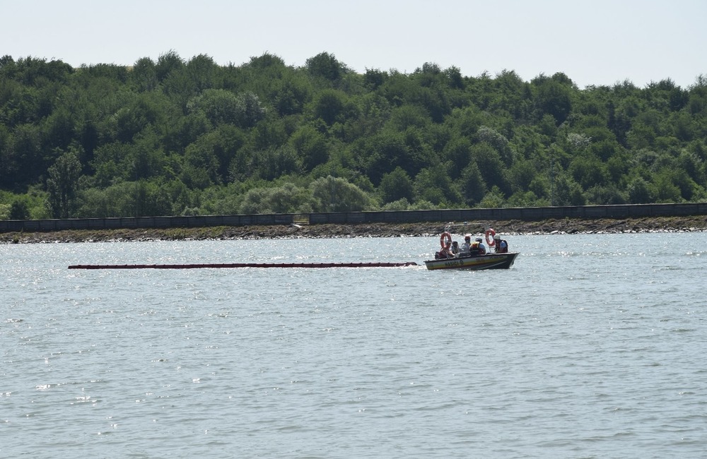 FOTO: Desiatky profesionálnych aj dobrovoľných hasičov obsadili vodnú nádrž pri Prievidzi, foto 13