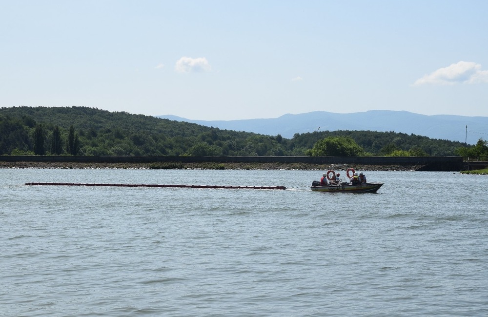 FOTO: Desiatky profesionálnych aj dobrovoľných hasičov obsadili vodnú nádrž pri Prievidzi, foto 14