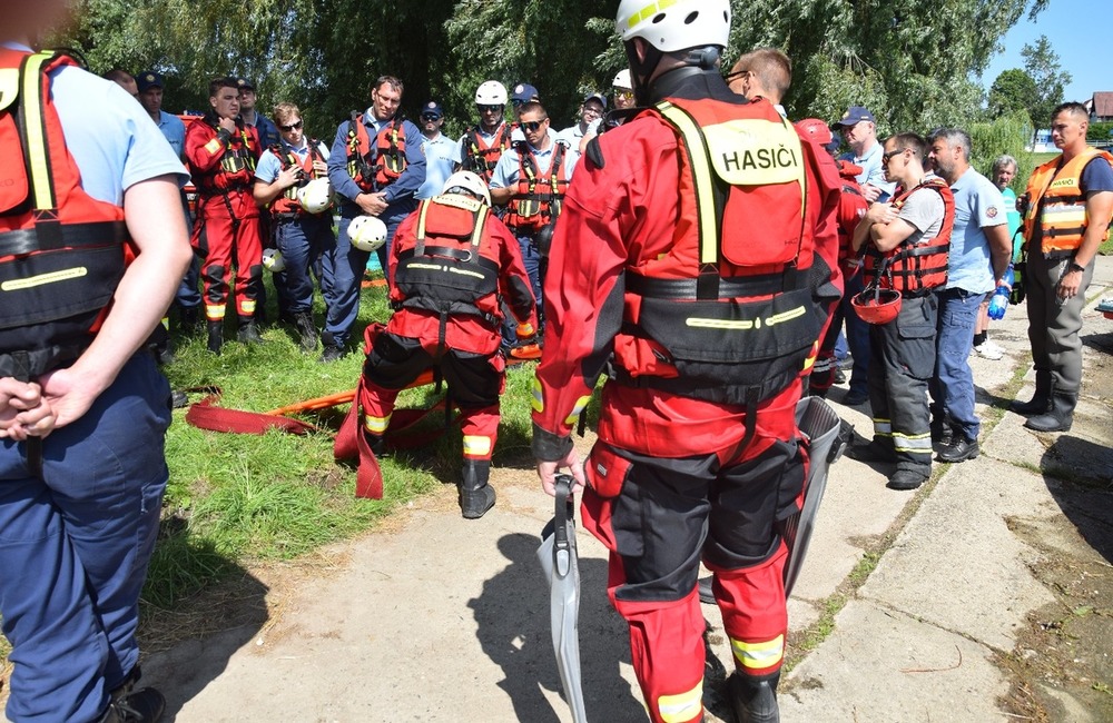 FOTO: Desiatky profesionálnych aj dobrovoľných hasičov obsadili vodnú nádrž pri Prievidzi, foto 15
