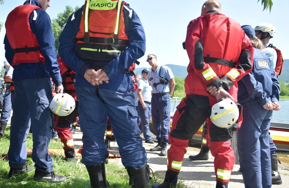FOTO: Desiatky profesionálnych aj dobrovoľných hasičov obsadili vodnú nádrž pri Prievidzi, foto 16