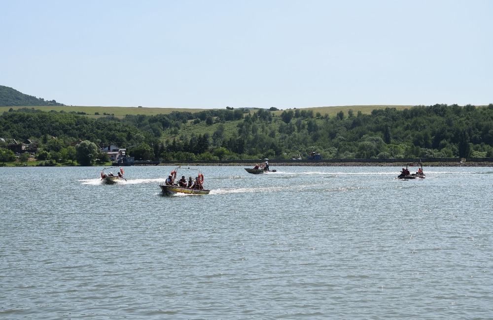 FOTO: Desiatky profesionálnych aj dobrovoľných hasičov obsadili vodnú nádrž pri Prievidzi, foto 18