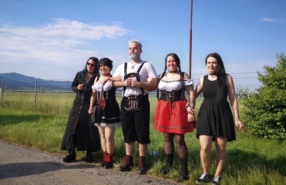 FOTO: Na koncert skupiny Rammstein v Trenčíne prichádzajú prví fanúšikovia, foto 4