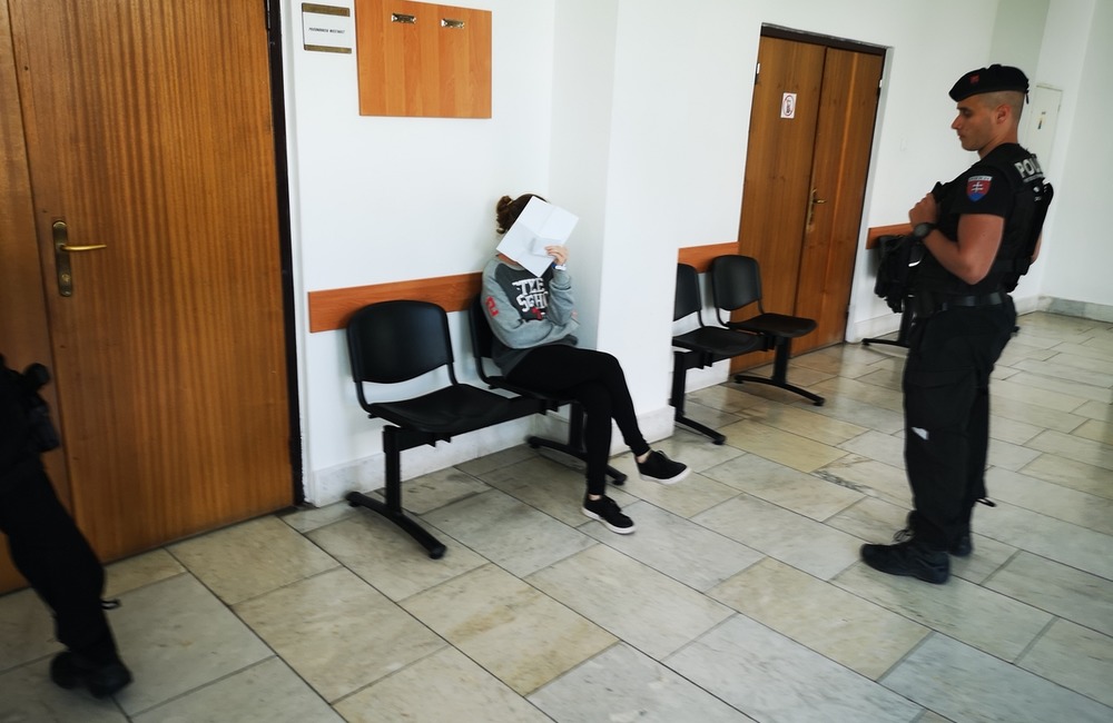 FOTO: VIDEO: Mladú ženu, ktorú v minulosti oslobodili spod obžaloby kvôli nahláseniu bomby, zadržali opäť kukláči, foto 3