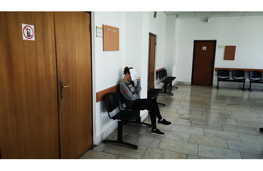 FOTO: VIDEO: Mladú ženu, ktorú v minulosti oslobodili spod obžaloby kvôli nahláseniu bomby, zadržali opäť kukláči, foto 4