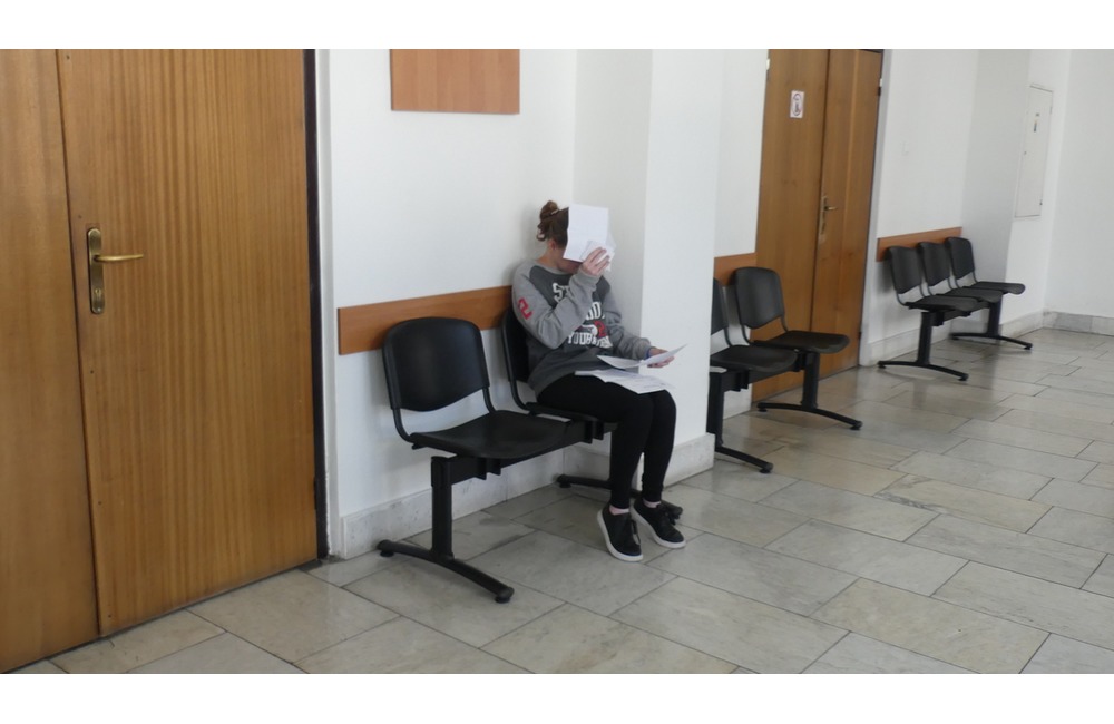 FOTO: VIDEO: Mladú ženu, ktorú v minulosti oslobodili spod obžaloby kvôli nahláseniu bomby, zadržali opäť kukláči, foto 6