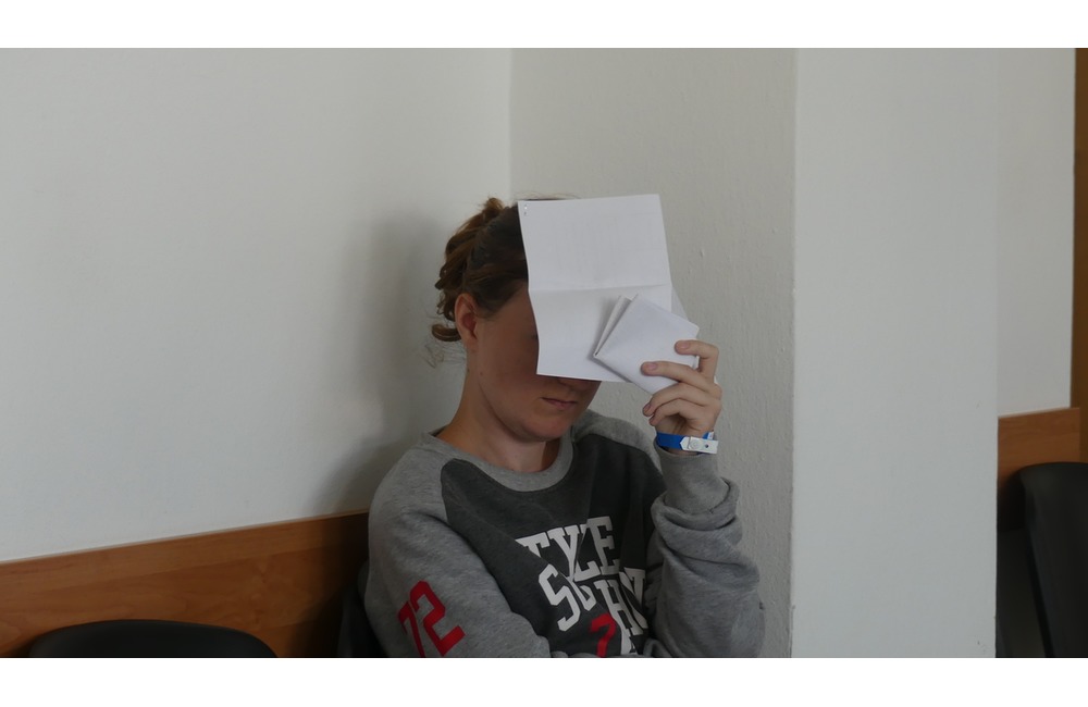 FOTO: VIDEO: Mladú ženu, ktorú v minulosti oslobodili spod obžaloby kvôli nahláseniu bomby, zadržali opäť kukláči, foto 9