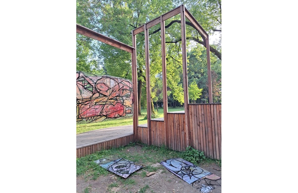 FOTO: Umenie zničené vandalmi v prievidzskom parku, foto 3