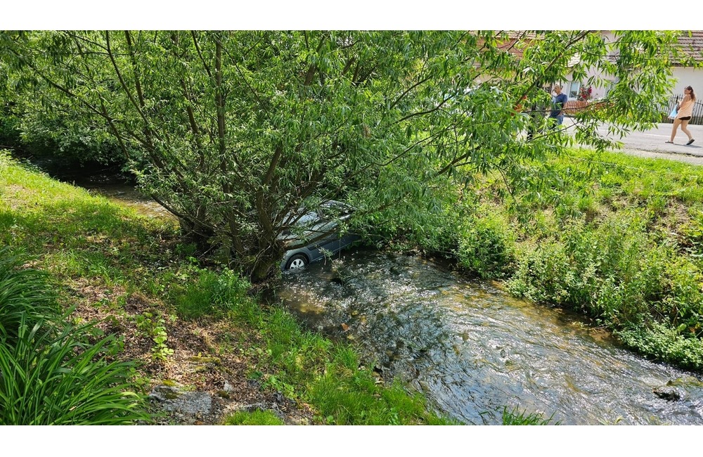 FOTO: V obci Kľačno vletelo auto do rieky. Vyťahovali ho hasiči z Nitrianskeho Pravna , foto 1