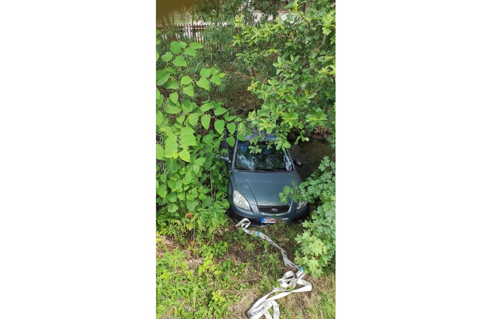 FOTO: V obci Kľačno vletelo auto do rieky. Vyťahovali ho hasiči z Nitrianskeho Pravna , foto 2