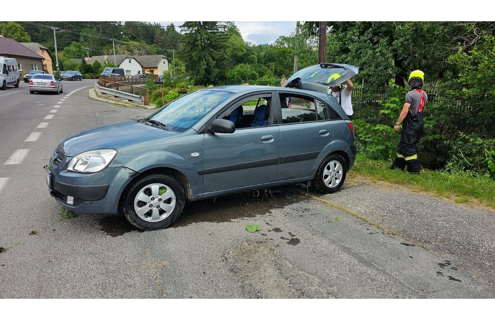 FOTO: V obci Kľačno vletelo auto do rieky. Vyťahovali ho hasiči z Nitrianskeho Pravna , foto 3