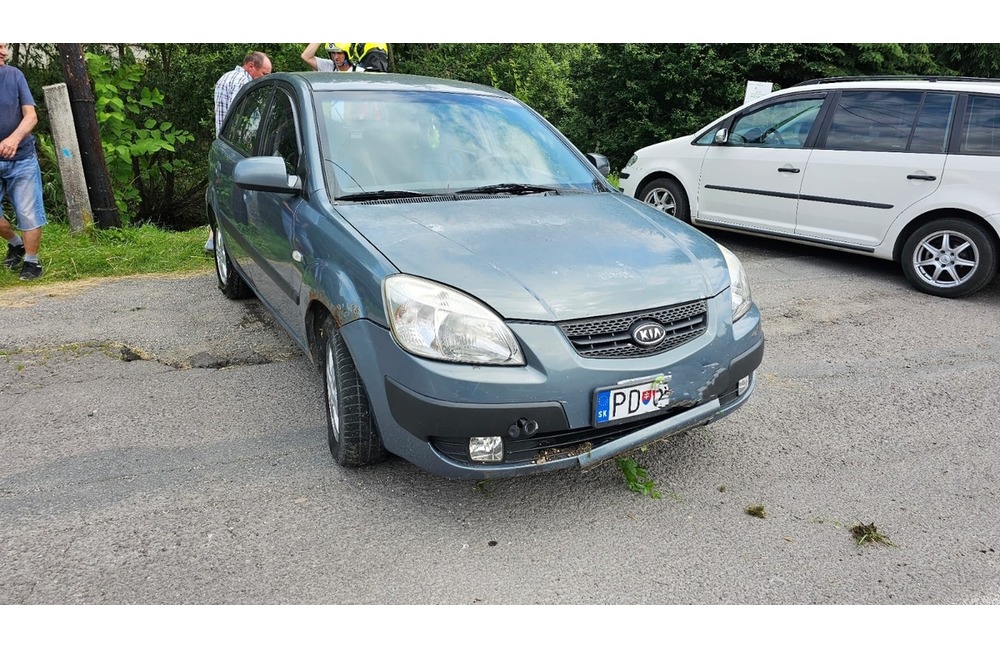 FOTO: V obci Kľačno vletelo auto do rieky. Vyťahovali ho hasiči z Nitrianskeho Pravna , foto 4