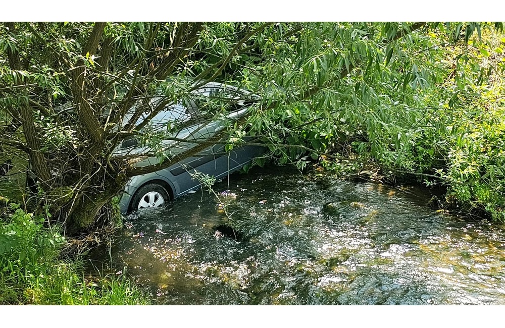 FOTO: V obci Kľačno vletelo auto do rieky. Vyťahovali ho hasiči z Nitrianskeho Pravna , foto 5