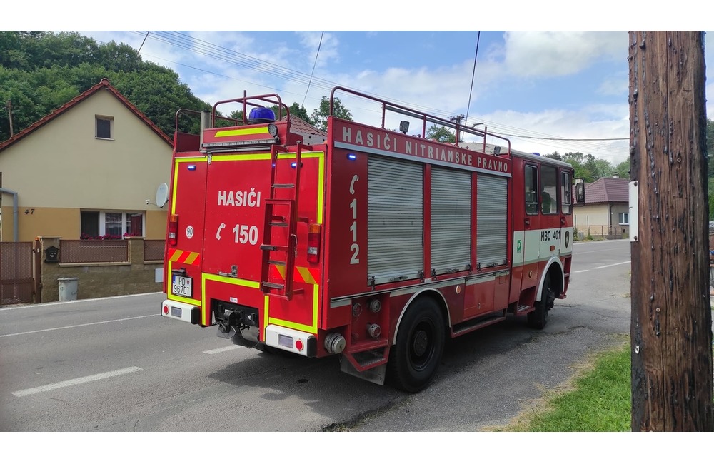 FOTO: V obci Kľačno vletelo auto do rieky. Vyťahovali ho hasiči z Nitrianskeho Pravna , foto 6