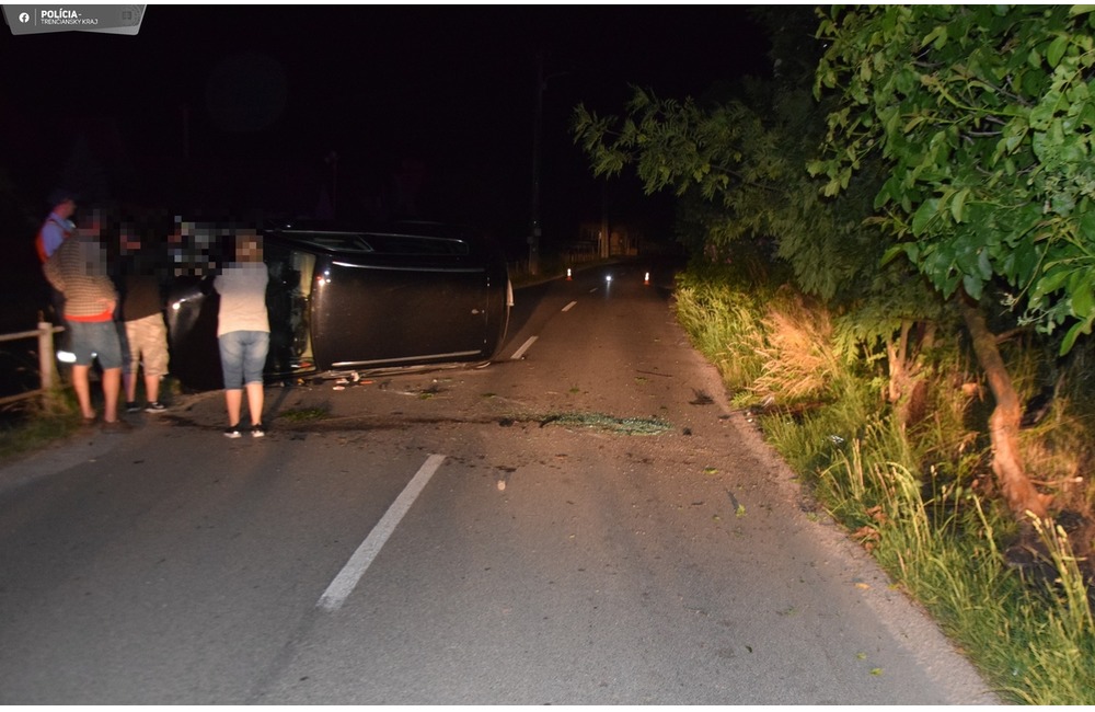 FOTO: V Hornej Breznici narazil opitý vodič do stromu, foto 2