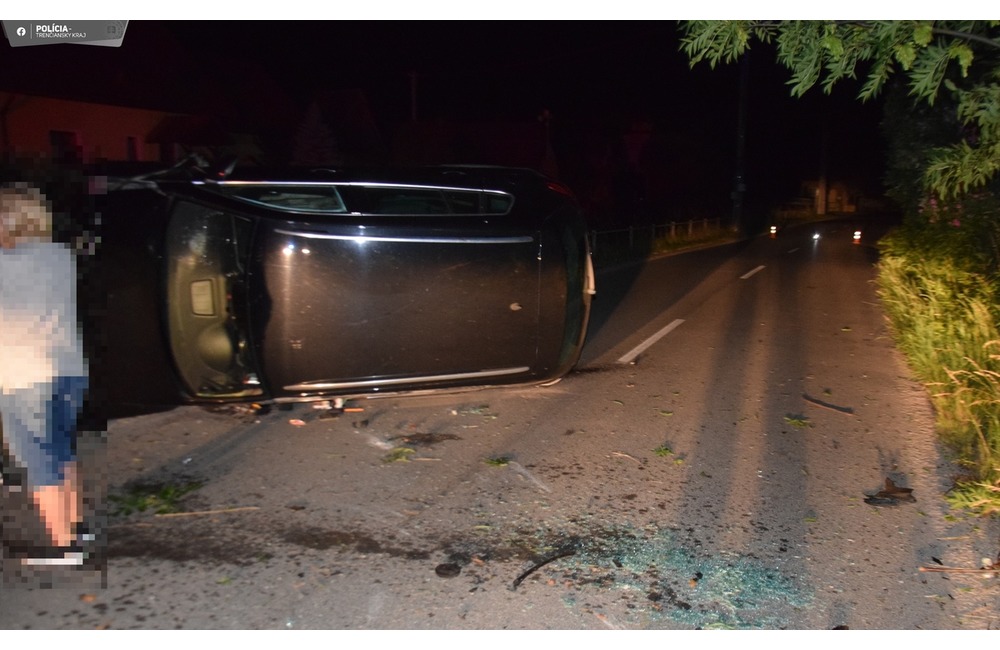 FOTO: V Hornej Breznici narazil opitý vodič do stromu, foto 4