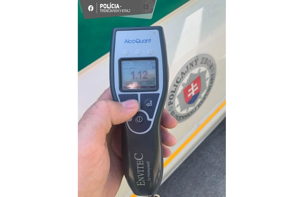 FOTO: V Hornej Breznici narazil opitý vodič do stromu, foto 3