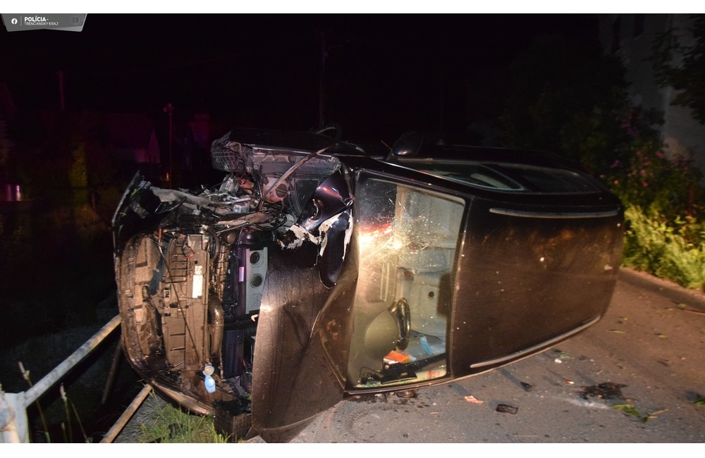 FOTO: V Hornej Breznici narazil opitý vodič do stromu, foto 5