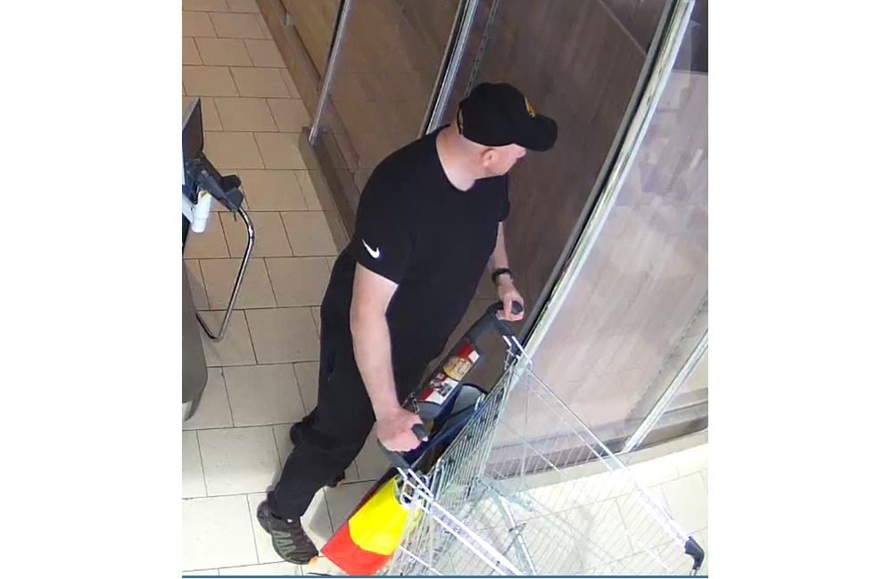 FOTO: Polícia pátra po totožnosti muža zachyteného na záberoch, foto 1