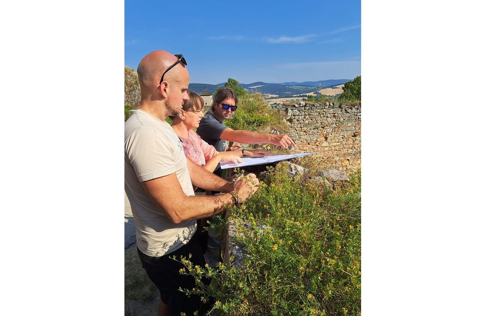 FOTO: Na Trenčianskom hrade obnovia dôležitý objekt. Najskôr ho ale preskúmajú archeológovia, foto 1