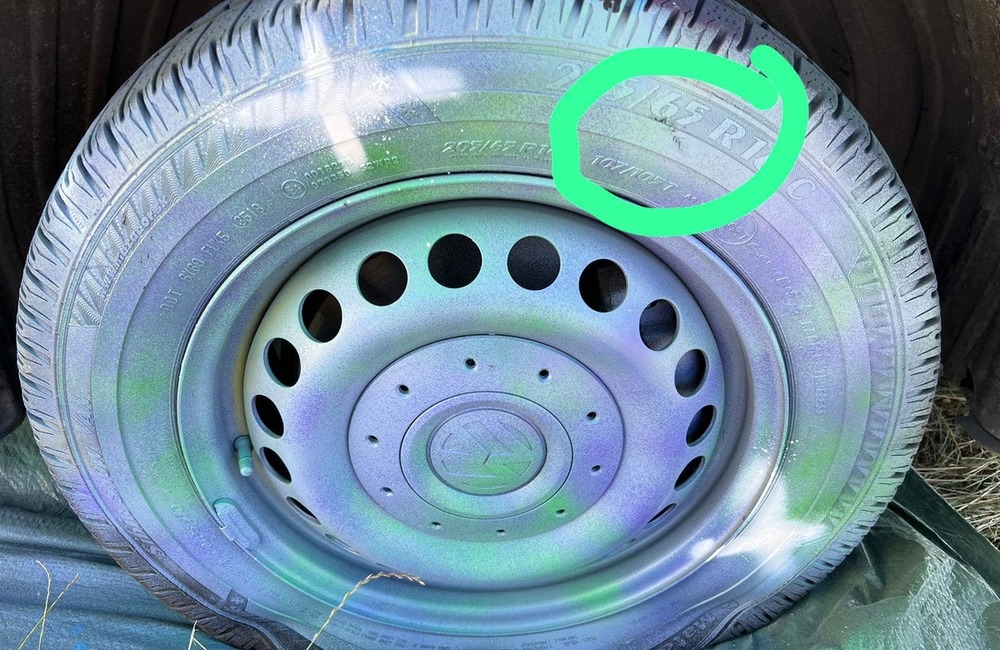 FOTO: Traja vandali zničili na festivale Pohoda dve sanitky, foto 4