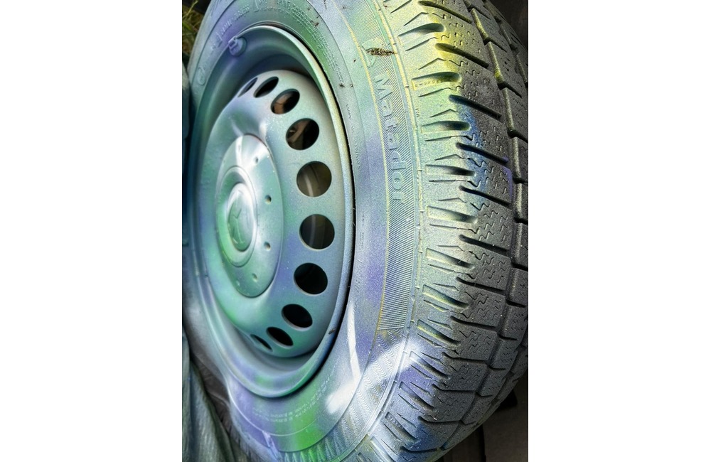 FOTO: Traja vandali zničili na festivale Pohoda dve sanitky, foto 2