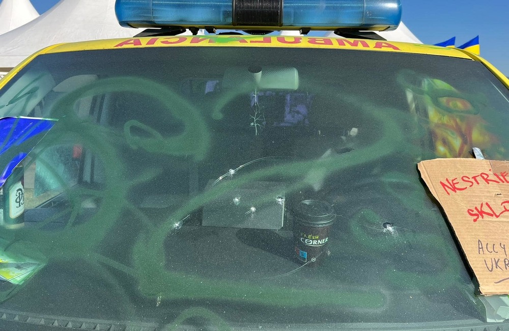 FOTO: Traja vandali zničili na festivale Pohoda dve sanitky, foto 7